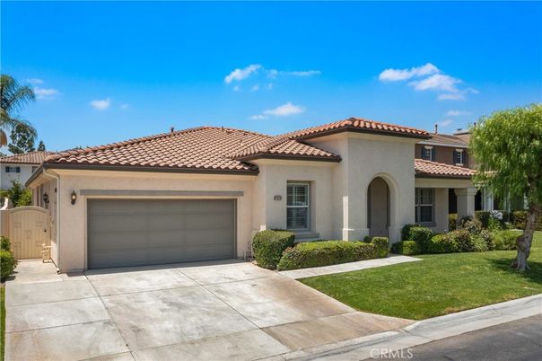 Attached, Exterior, Facade, Mediterranean