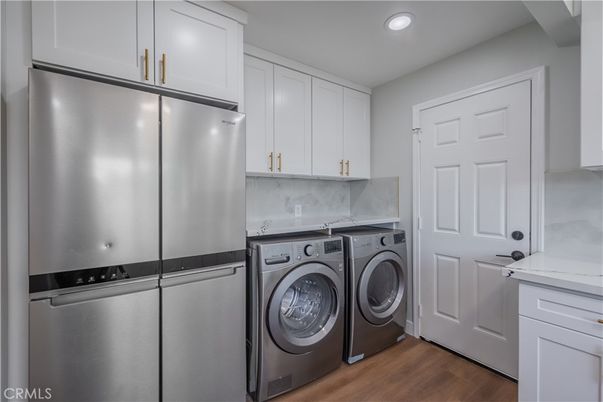 Interior, Recessed Lighting, Washer, Wood Texture Flooring
