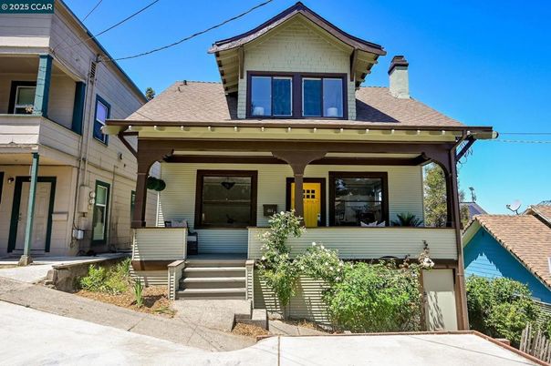 Exterior, Facade, Queen Anne Victorian