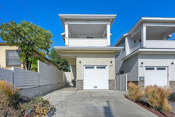 Attached, Exterior, Facade, American Craftsman