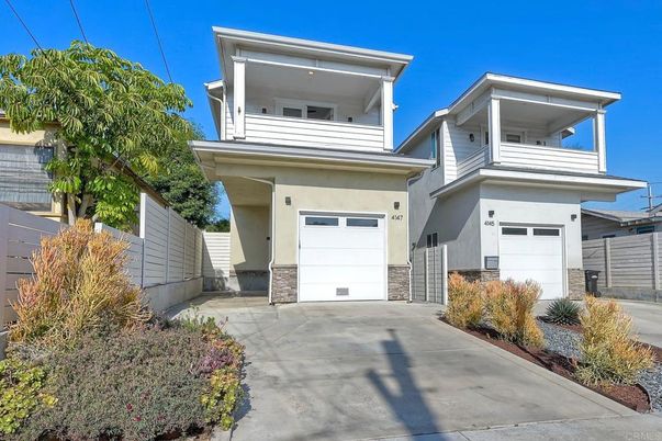 Attached, Exterior, Facade, American Craftsman
