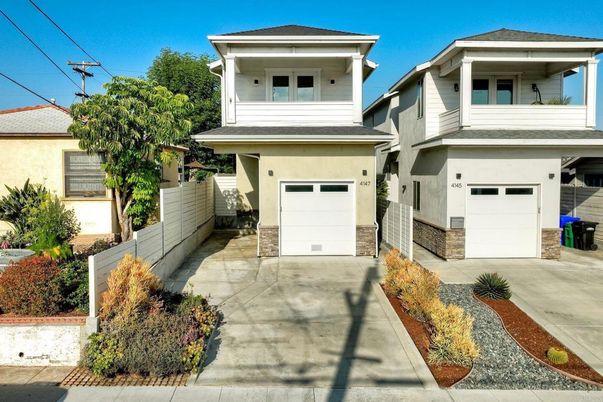 Attached, Exterior, Facade, Mediterranean
