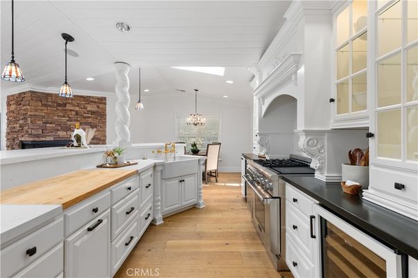Chandelier, Dining room, Interior, Kitchen, Pendant Lights, Recessed Lighting, Stone Walls, Wood Texture Flooring