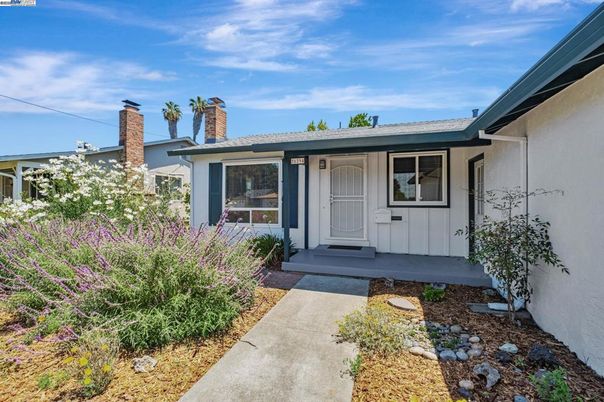Exterior, Facade, Ranch