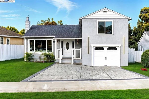Attached, Exterior, Facade, Cape Cod