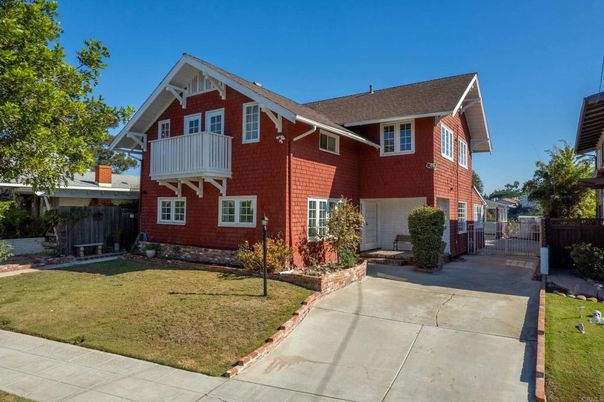 Exterior, Facade, Brick Facade, American Craftsman