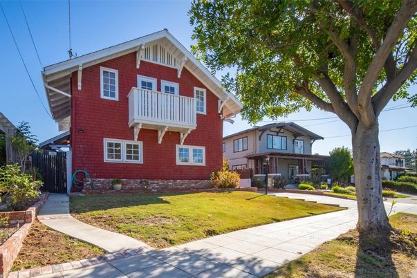 Backyard, Exterior, Facade, Brick Facade, Brick Traditional