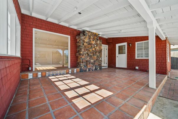 Empty room, Exterior