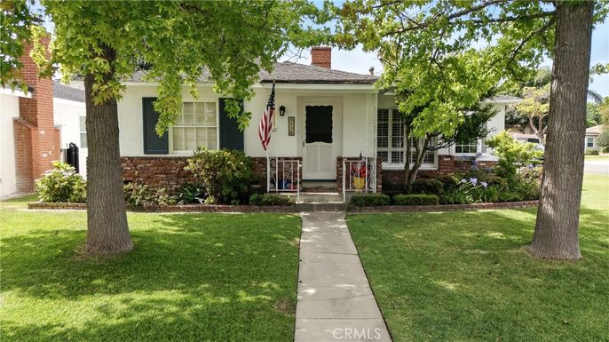 Backyard, Exterior, Facade, Raised Ranch