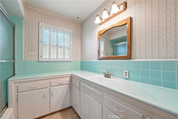 Bathroom, Interior, Tile Countertops