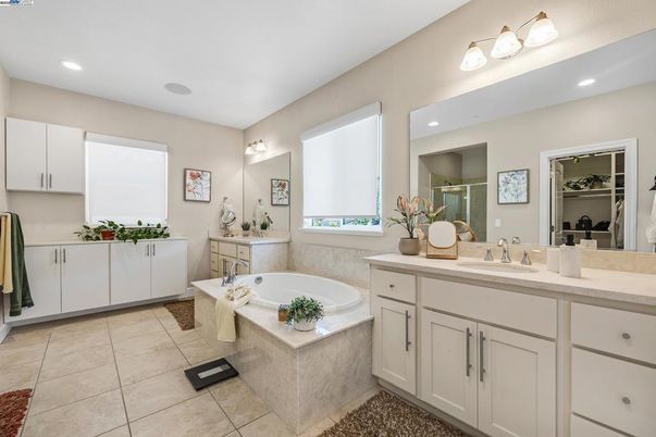 Bathroom, Dual Sink Vanities, Interior, Recessed Lighting