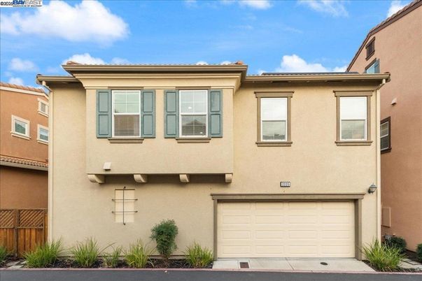 Attached, Exterior, Facade, Mediterranean