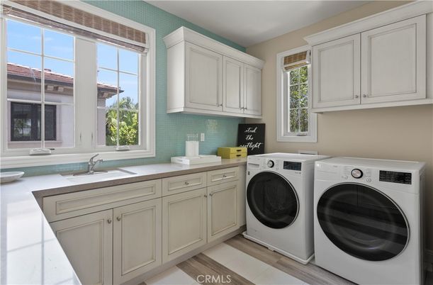 Interior, Washer, Wood Texture Flooring