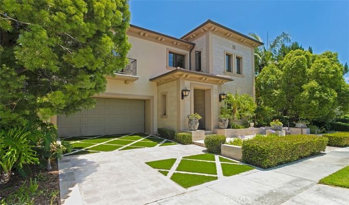 Attached, Exterior, Facade, Mediterranean