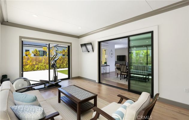 Fitness Equipment, Interior, Living room, Recessed Lighting, Wood Texture Flooring