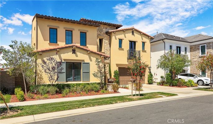 Attached, Exterior, Facade, Mediterranean