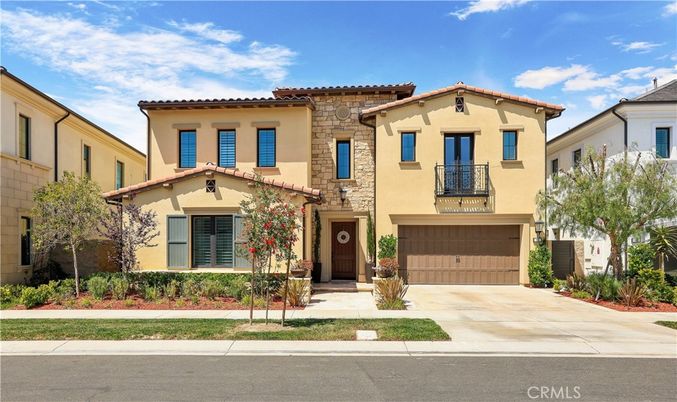 Attached, Exterior, Facade, Mediterranean