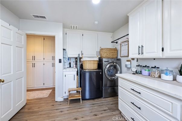 Interior, Recessed Lighting, Washer, Wood Texture Flooring