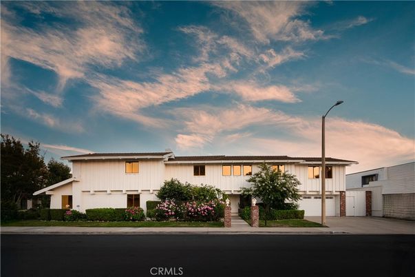 Attached, Exterior, Facade, Farmhouse
