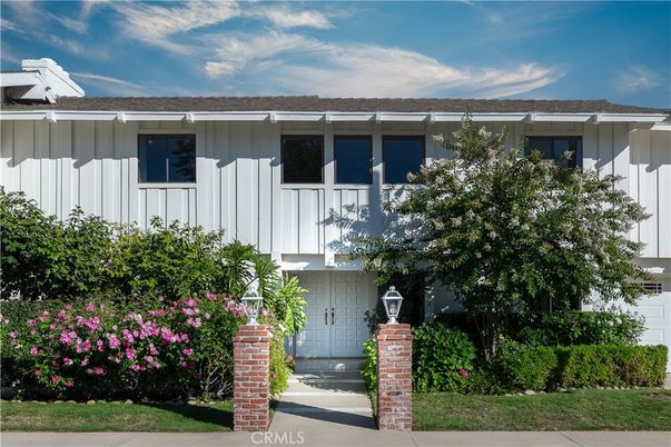 Attached, Exterior, Facade, Ranch