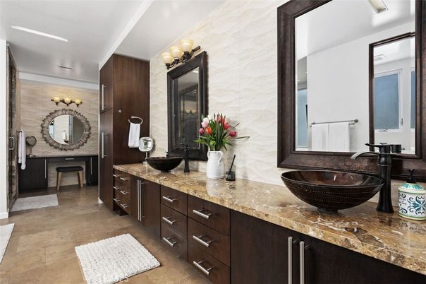 Bathroom, Dual Sink Vanities, Interior