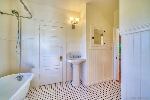 Bathroom, Free Standing Baths, Interior