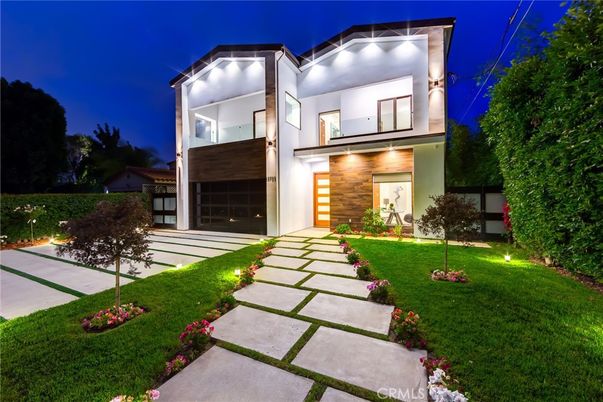 Attached, Backyard, Exterior, Facade, Modern