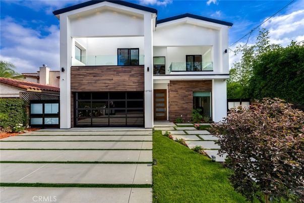 Attached, Backyard, Exterior, Facade, Modern