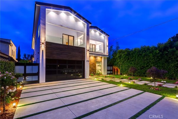 Backyard, Exterior, Facade, Modern