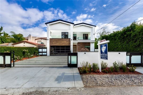 Attached, Exterior, Facade, Modern