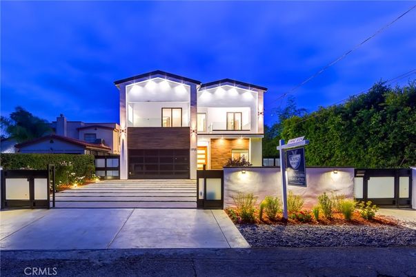 Attached, Exterior, Facade, Modern