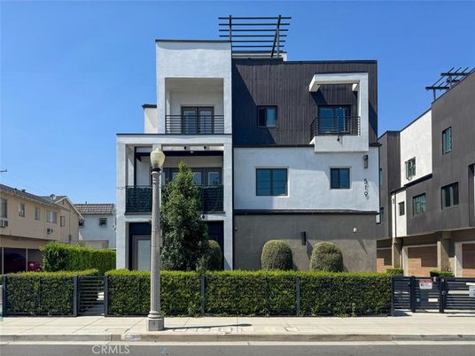 Exterior, Facade, Modern