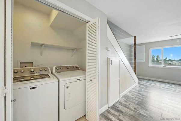 Interior, Utility Closets, Washer, Wood Texture Flooring
