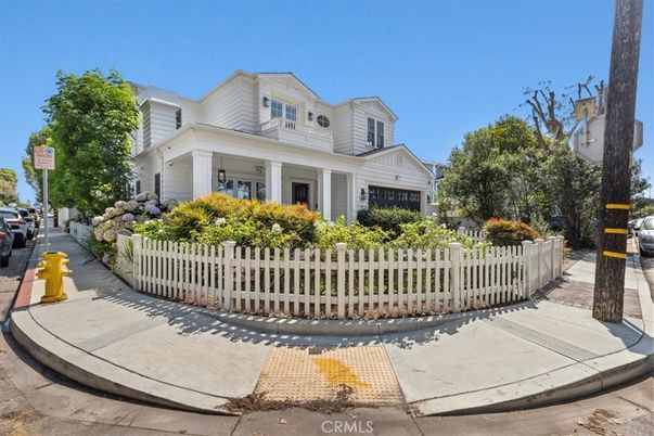 Attached, Exterior, Facade, Cape Cod