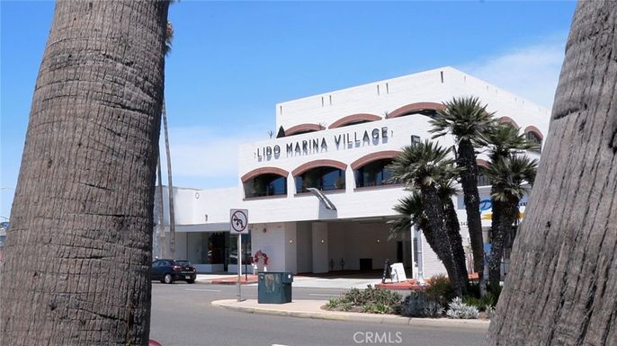 Exterior, Facade, Modern