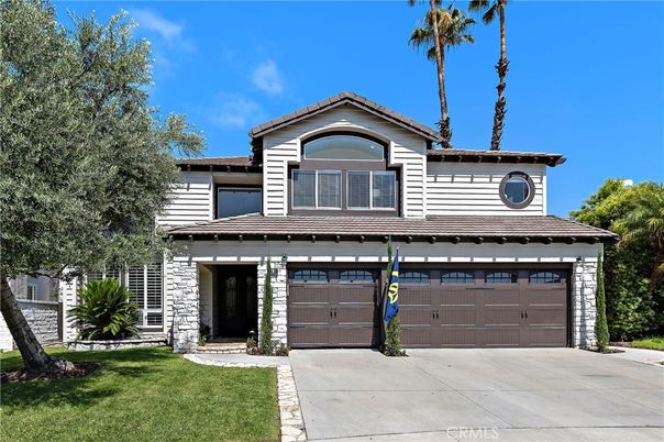 Attached, Exterior, Facade, Mediterranean