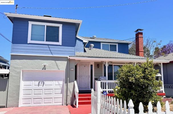 Attached, Exterior, Facade, American Foursquare