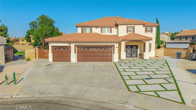 Attached, Exterior, Facade, Mediterranean