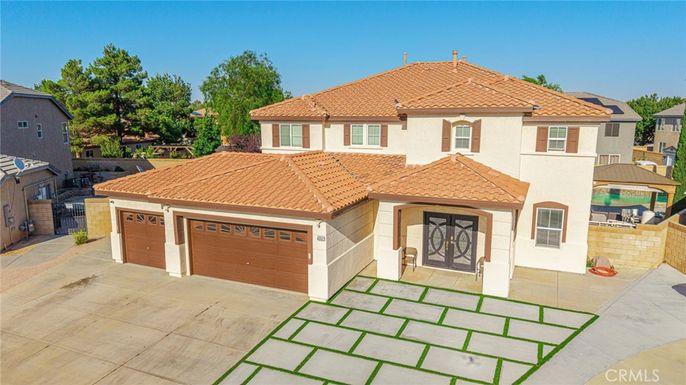 Attached, Exterior, Facade, Mediterranean