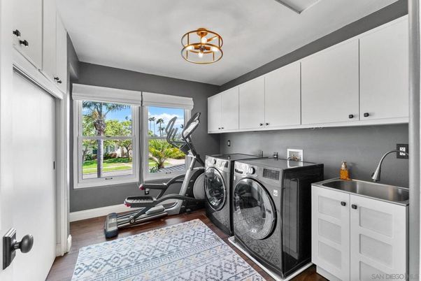 Fitness Equipment, Interior, Washer, Wood Texture Flooring