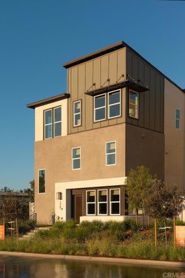 Exterior, Facade, Modern