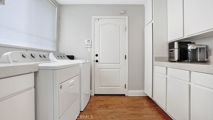 Interior, Washer, Wood Texture Flooring