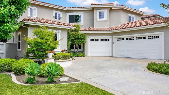 Attached, Exterior, Facade, Mediterranean