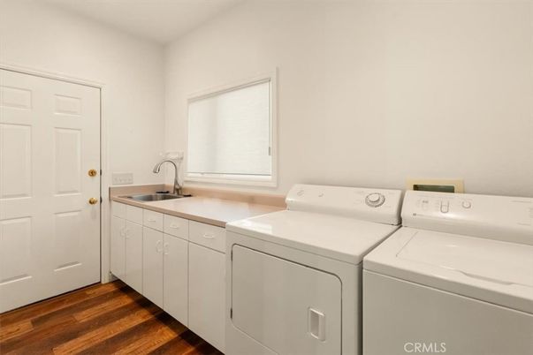 Interior, Washer, Wood Texture Flooring