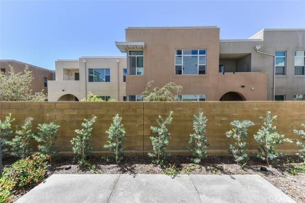 Exterior, Facade, Modern