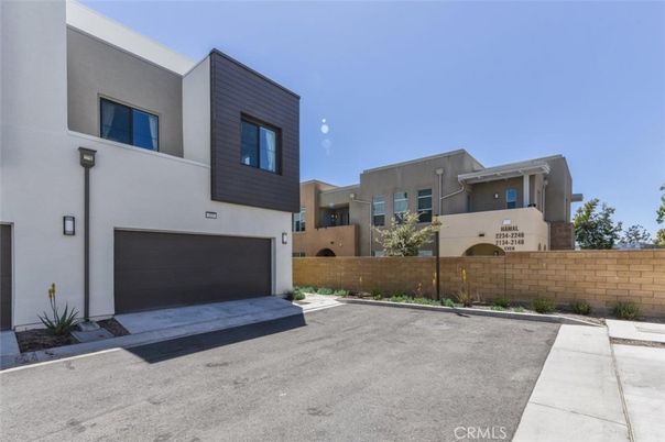 Attached, Exterior, Facade, Modern
