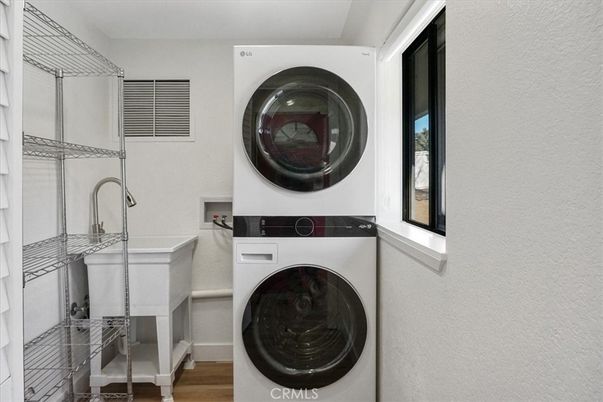 Interior, Utility Closets, Washer, Wood Texture Flooring