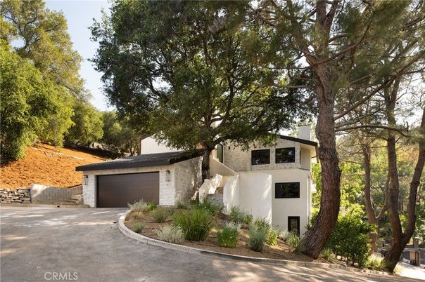 Attached, Exterior, Facade, Modern