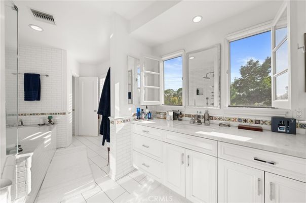 Bathroom, Dual Sink Vanities, Interior, Recessed Lighting