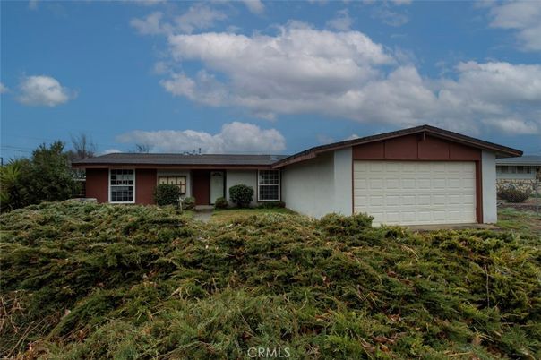 Attached, Exterior, Facade, Ranch